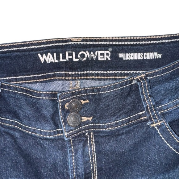 Wallflower Women’s 34x28 Luscious Curvy Fit Bootcut Jeans Raw Hem Dark Wash - Picture 5 of 8